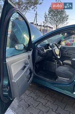 Хэтчбек Ford Fiesta 2002 в 