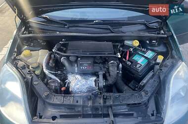 Хэтчбек Ford Fiesta 2002 в 