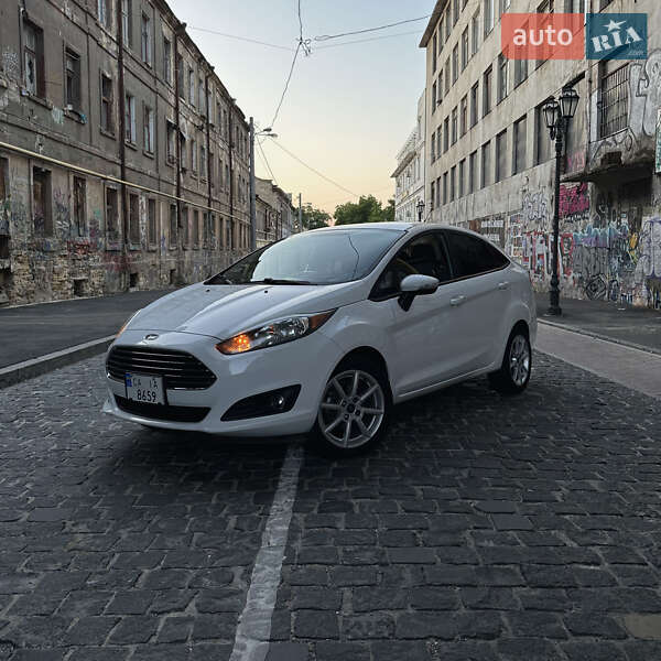 Седан Ford Fiesta 2015 в 