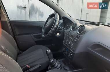 Хэтчбек Ford Fiesta 2006 в 
