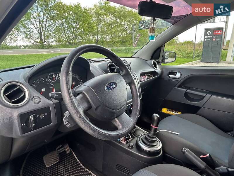 Хэтчбек Ford Fiesta 2006 в Львове
