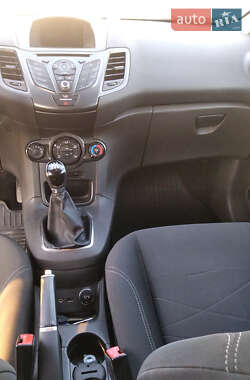 Хэтчбек Ford Fiesta 2015 в 