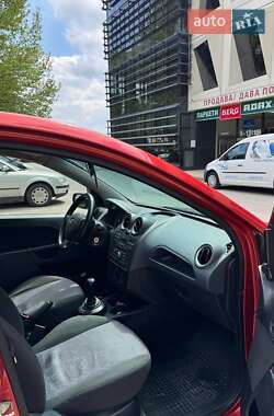 Хэтчбек Ford Fiesta 2006 в 