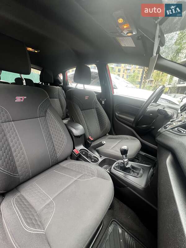 Хэтчбек Ford Fiesta 2016 в Киеве