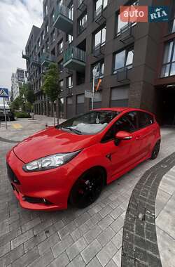 Хэтчбек Ford Fiesta 2016 в 