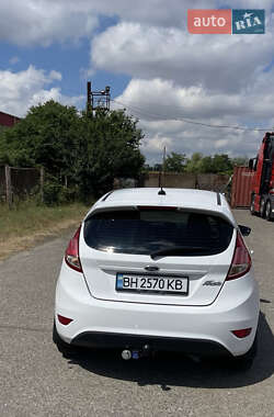 Хэтчбек Ford Fiesta 2015 в 