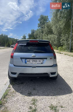 Хэтчбек Ford Fiesta 2005 в 
