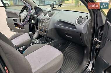 Хэтчбек Ford Fiesta 2006 в 