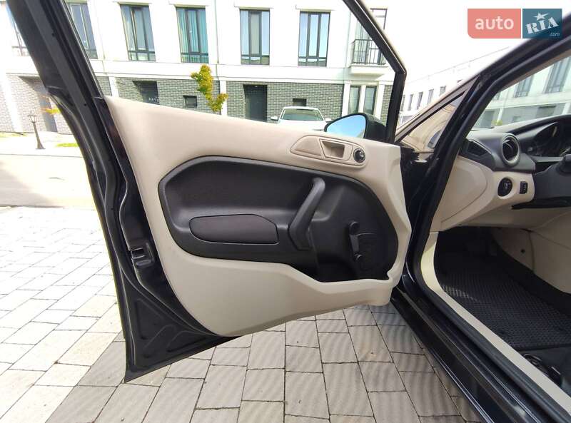 Седан Ford Fiesta 2013 в Киеве