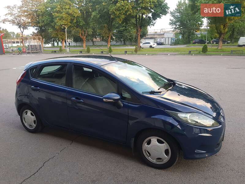 Хэтчбек Ford Fiesta 2011 в 