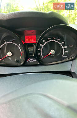 Хэтчбек Ford Fiesta 2012 в 
