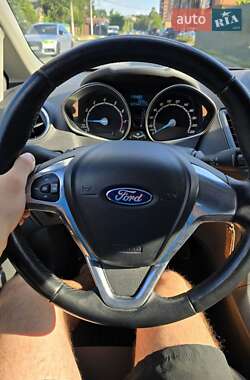 Хэтчбек Ford Fiesta 2015 в 