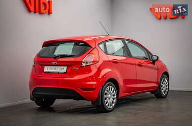 Хэтчбек Ford Fiesta 2016 в 