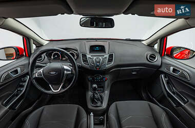 Хэтчбек Ford Fiesta 2016 в 