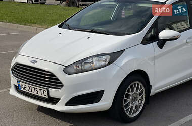 Хэтчбек Ford Fiesta 2016 в 