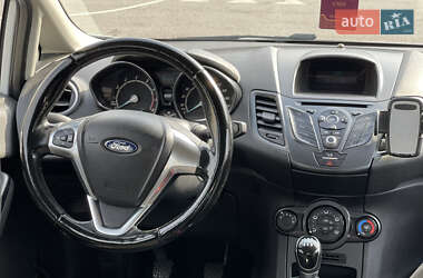 Хэтчбек Ford Fiesta 2016 в 