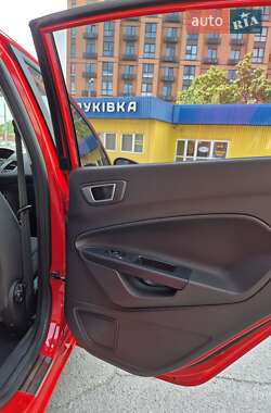 Хэтчбек Ford Fiesta 2015 в 