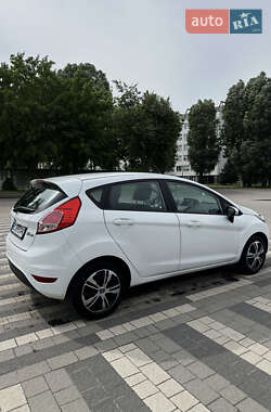 Хэтчбек Ford Fiesta 2015 в 