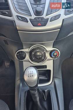 Хэтчбек Ford Fiesta 2012 в 
