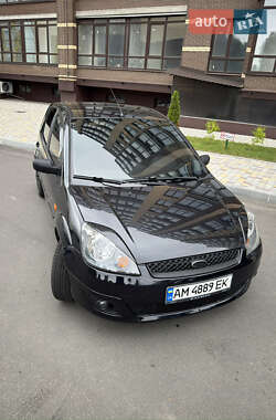 Хэтчбек Ford Fiesta 2006 в 