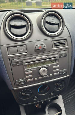 Хэтчбек Ford Fiesta 2006 в 