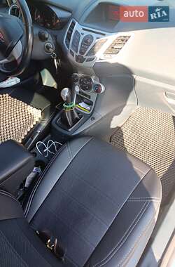 Хэтчбек Ford Fiesta 2012 в 
