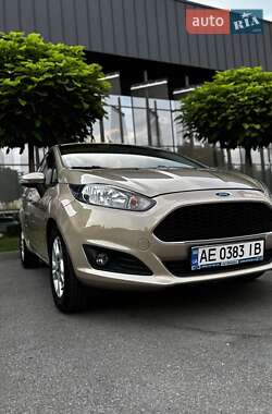 Хэтчбек Ford Fiesta 2016 в 