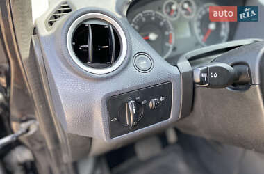 Хэтчбек Ford Fiesta 2006 в 