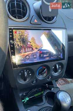 Хэтчбек Ford Fiesta 2004 в 