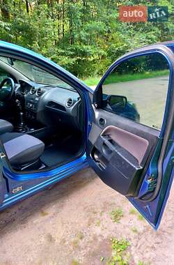 Хэтчбек Ford Fiesta 2006 в 