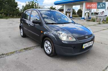 Хэтчбек Ford Fiesta 2006 в 