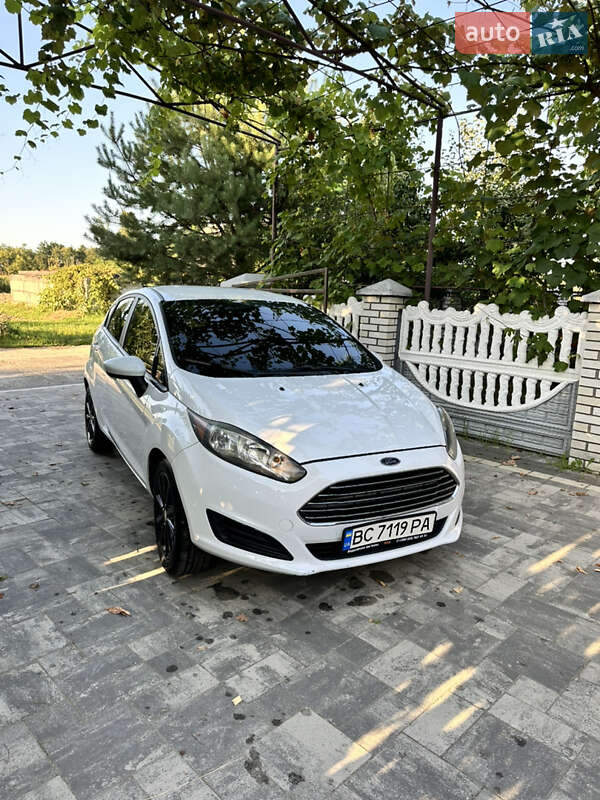 Хэтчбек Ford Fiesta 2016 в 