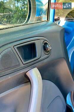 Хэтчбек Ford Fiesta 2009 в 
