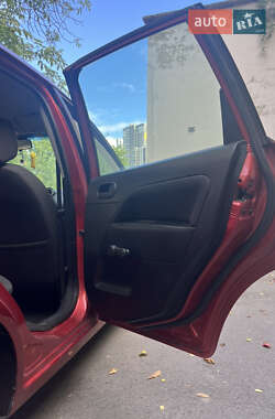 Хэтчбек Ford Fiesta 2006 в 