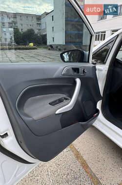 Хэтчбек Ford Fiesta 2011 в 