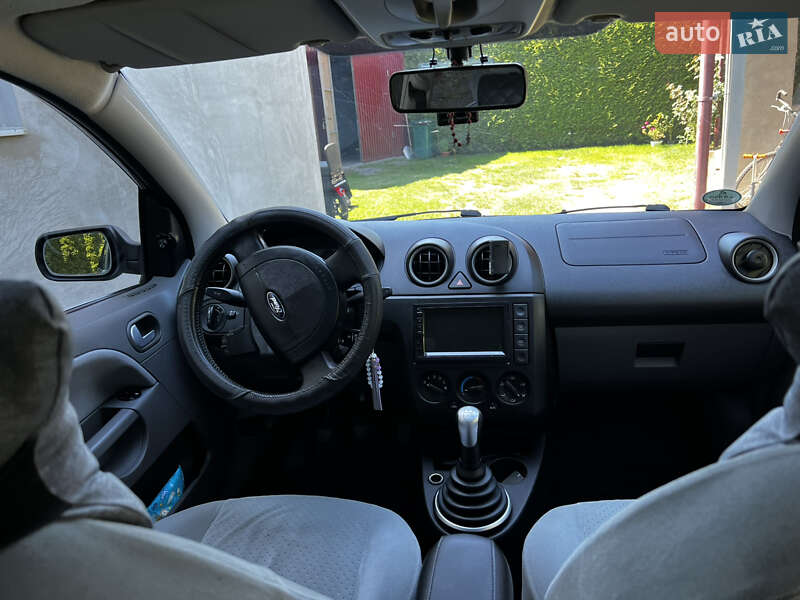 Хэтчбек Ford Fiesta 2002 в Сокале