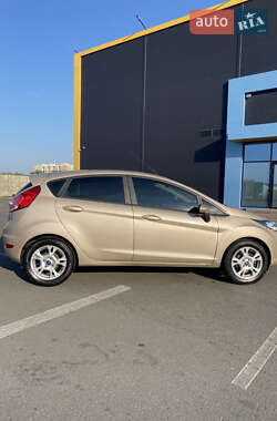 Хэтчбек Ford Fiesta 2016 в 