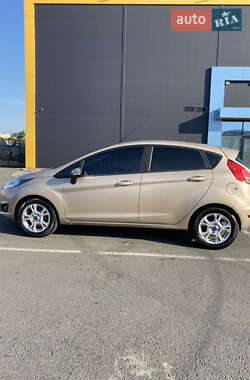 Хэтчбек Ford Fiesta 2016 в 