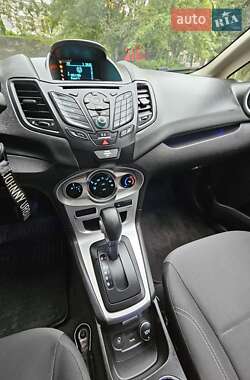 Хэтчбек Ford Fiesta 2015 в 