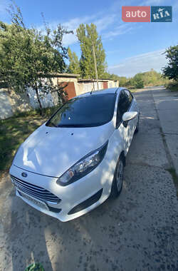 Хэтчбек Ford Fiesta 2015 в 