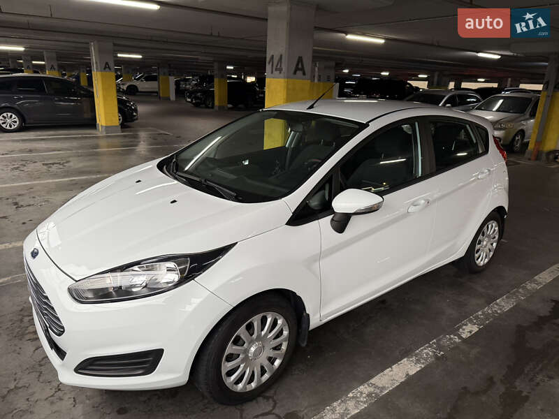 Хэтчбек Ford Fiesta 2015 в 
