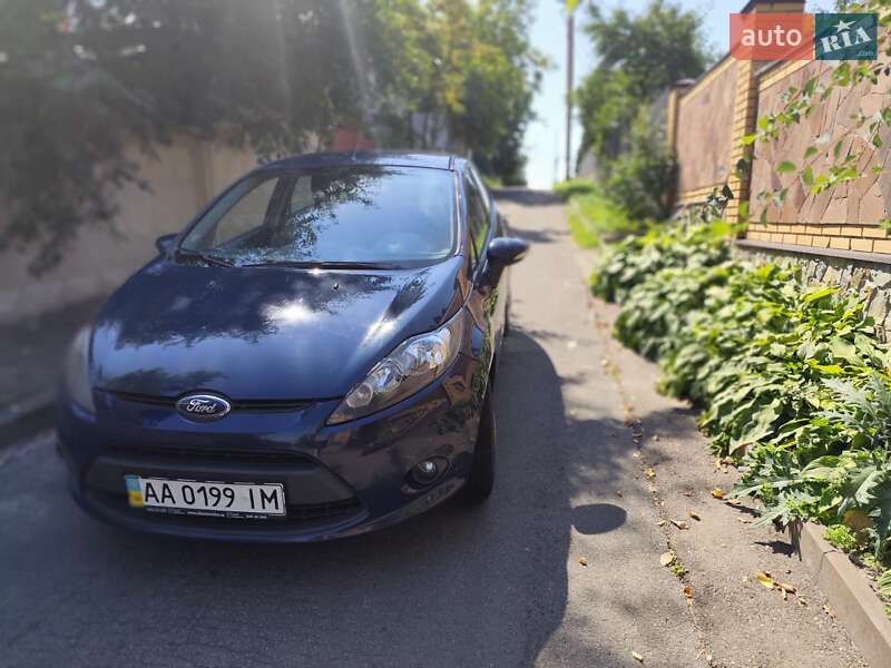 Хэтчбек Ford Fiesta 2011 в 