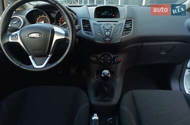 Хэтчбек Ford Fiesta 2016 в 