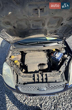 Хэтчбек Ford Fiesta 2005 в 