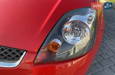 Хэтчбек Ford Fiesta 2006 в 