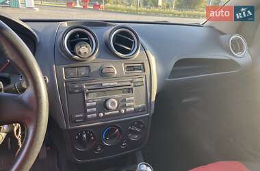 Хэтчбек Ford Fiesta 2006 в 