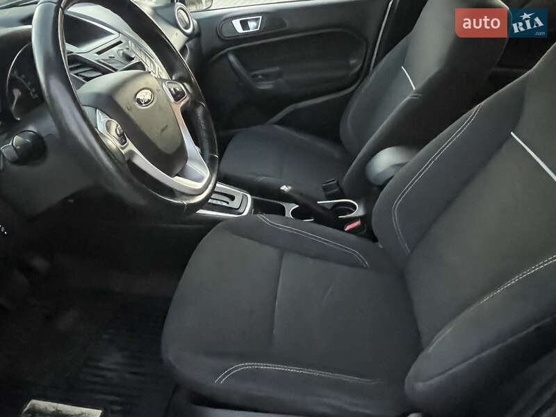 Хэтчбек Ford Fiesta 2013 в Измаиле