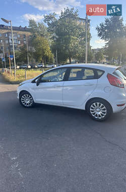 Хэтчбек Ford Fiesta 2016 в 