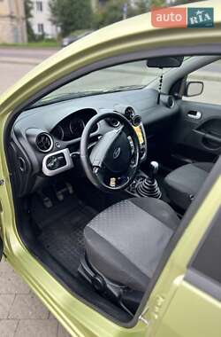 Хэтчбек Ford Fiesta 2004 в 