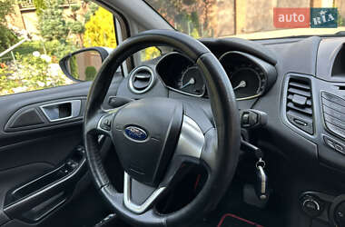 Хэтчбек Ford Fiesta 2016 в 